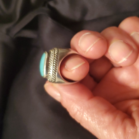 925 ring with turquoise center stone.  Size 5 & a half - Picture 1 of 5